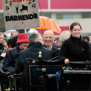 Kong Harald og Dronning Sonja reiste med hest og vogn gjennom Evenskjer ( Foto: Terje Bendiksby / Scanpix)